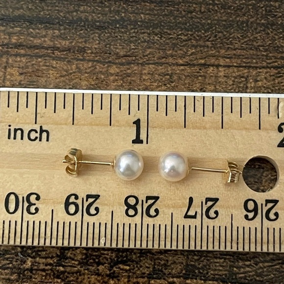 14kt solid yellow gold saltwater white akoya? pearl solitaire stud earrings - Picture 7 of 7